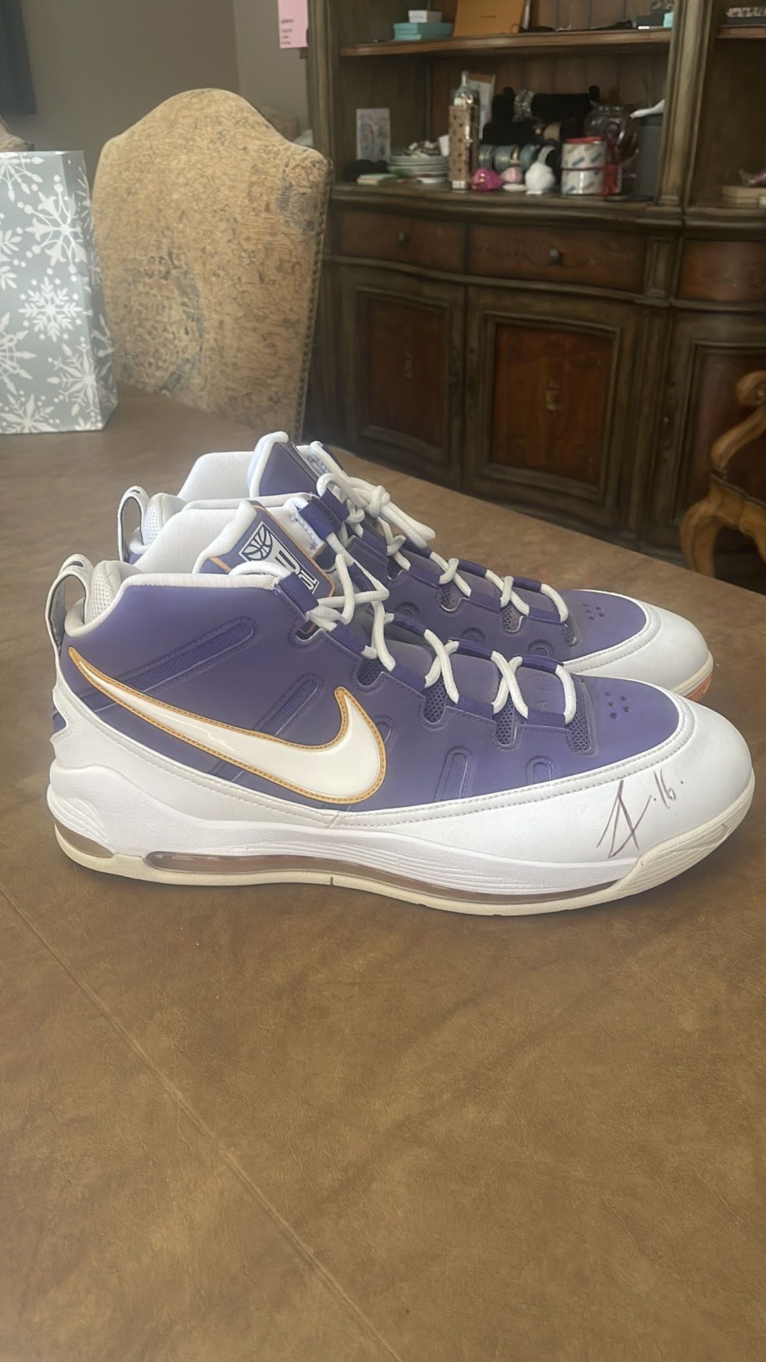 Lakers Pau Gasol Signed Basketball Shoes