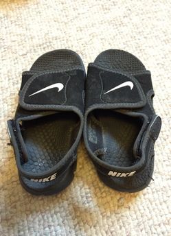 Black Nike sandals for toddlers