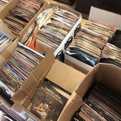 1000 45 Vinyl Records Beatles, Genesys, Elvis