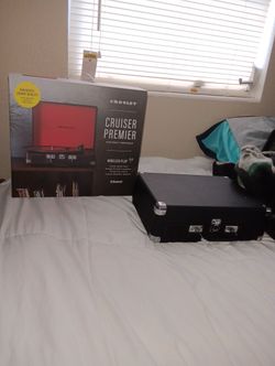 Crosley Cruiser Deluxe Turntable Red