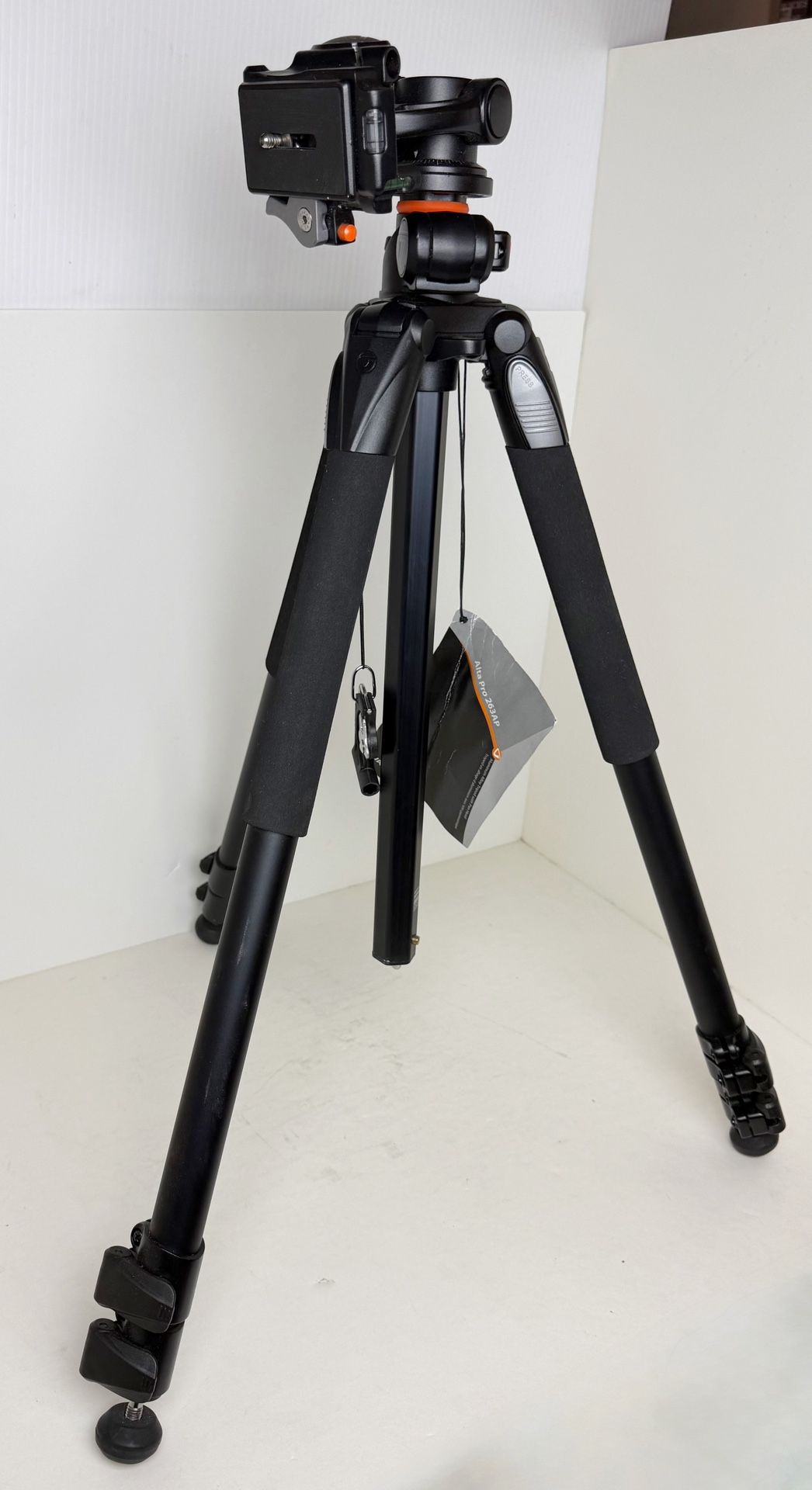 Vanguard Alta Pro 263AT Tripod Aluminum-Alloy Tripod Kit with Pan Head NWT