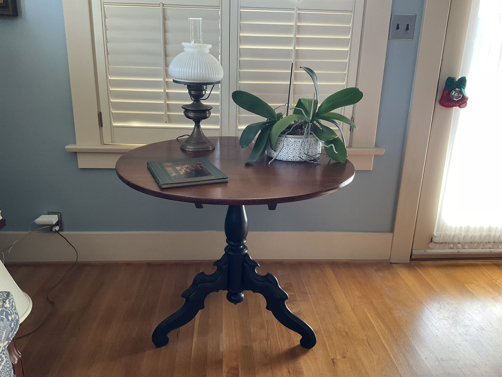Beautiful Antique Georgian Style Tilt Top Table