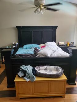 King Size Bedroom Set Good Condition Moving And Want To Change It Up.