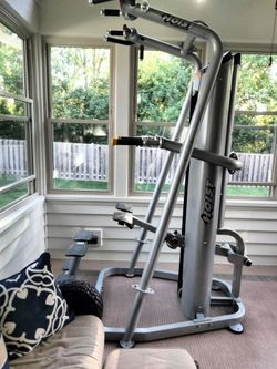 Hoist assisted chin dip machine