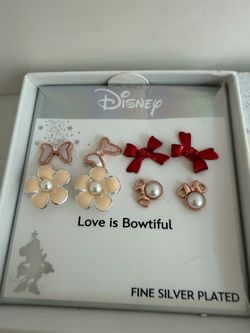 Disney earning bowtiful Minnie Mouse earrings 4 complete pairs