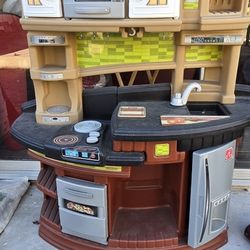 KIDS TOY KITCHEN 