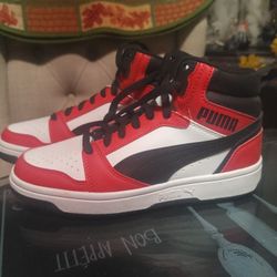 Boys Size 5 Puma Shoes 