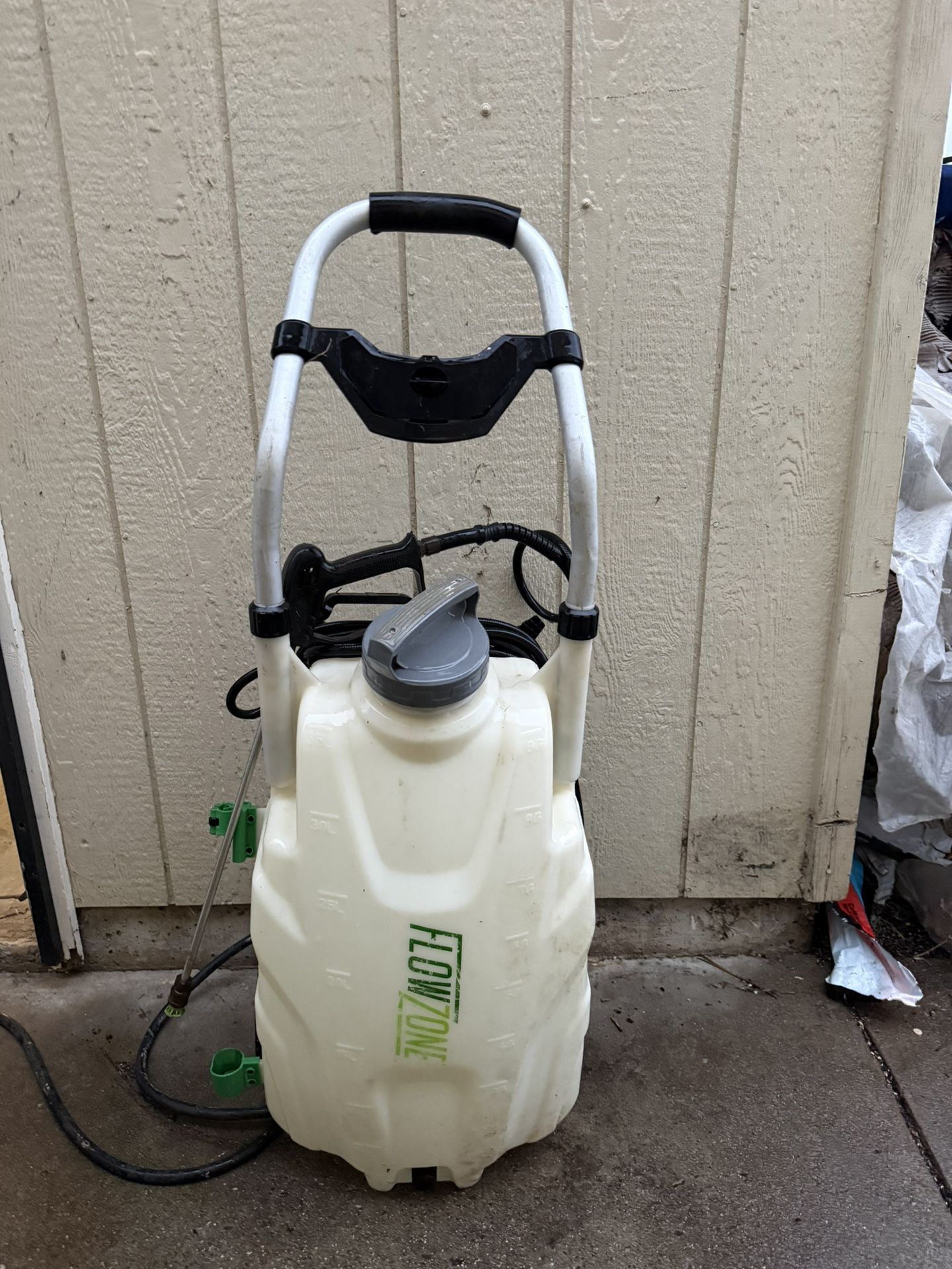 FlowZone Monsoon 2.5 Battery-Powered, Rolling Sprayer