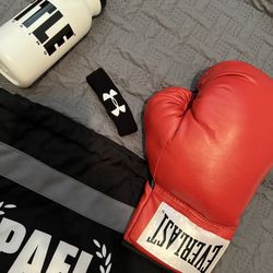 Everlast Boxing Glove W/Backpack and Accessories 