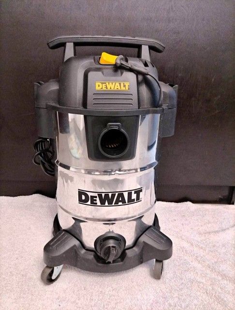 Dewalt-Vacuum-Cleaner-For-Wet-&-Dry