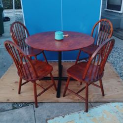 Comedor De Buena. Madera. 4 Silas,