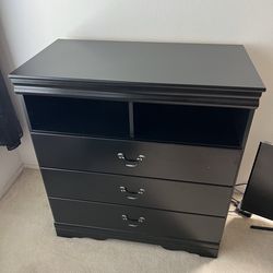 Ashley Furniture Huey Vineyard Media Chest (Black) – TV Stand / Dresser Combo