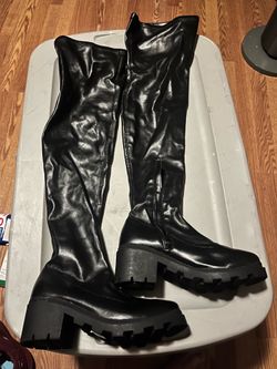 Women's Knee High Length Chunky Boots Size 9 women's