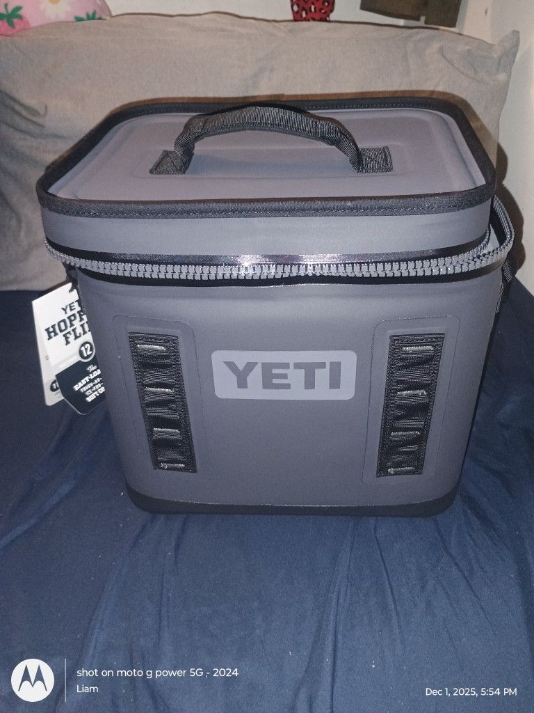 YETI HOPPER FLIP 12(CHARCOAL)(NEW W/ TAGS)