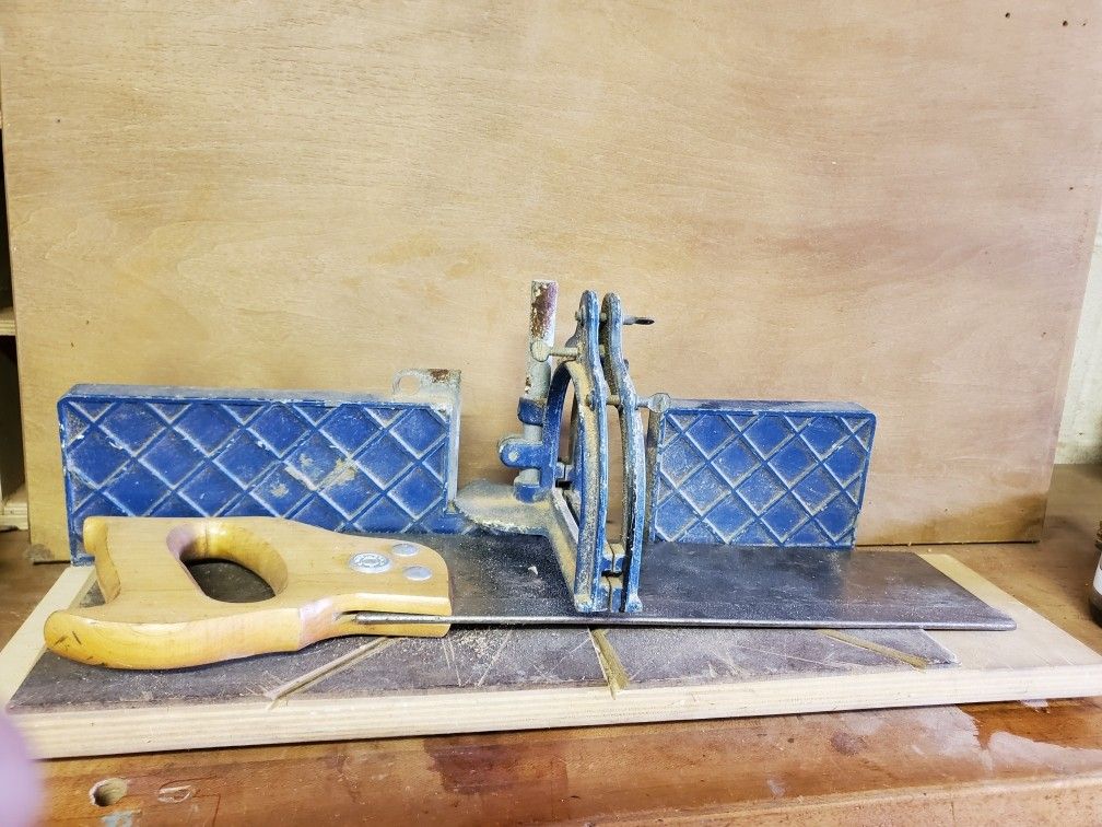 Mitre Box With Saw