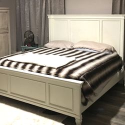 Gorgeous CA King Bed Frame & Mattress 