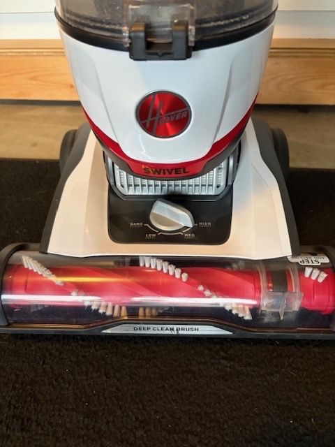 Vacuum-Hoover MaxLife Swivel XL Corded Upright - NEW CONDITION 