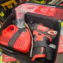 Milwaukee M12 12V Lithium-Ion Cordless 1/4 in. Hex Screwdriver Kit with (1) 1.5Ah Battery, Charger and Tool Bag