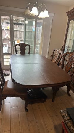 Bernhardt dining room, table, solid wood Leather Seats