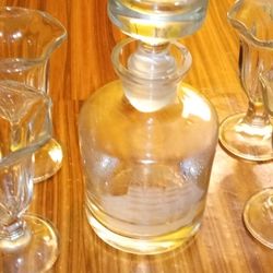 Captain's Liquid Holder With Picture Of Engraved Ship On Bottle With Four Thick Glasses