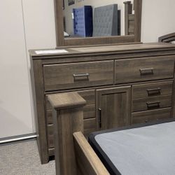 AP🎉 Queen Poster Bedroom Set - Dark Brown- 4-Piece (Bed, Dresser, Mirror, Nightstand) Financing & Delivery 