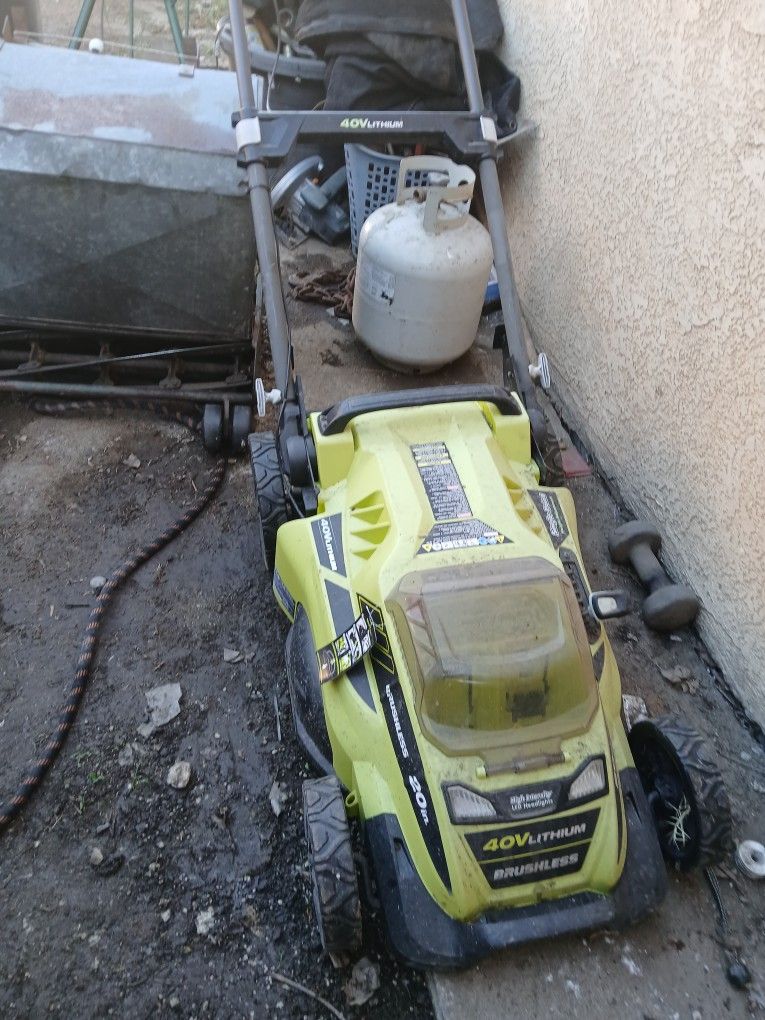 TORO  DE BATERIA NO TRAE BARATO 