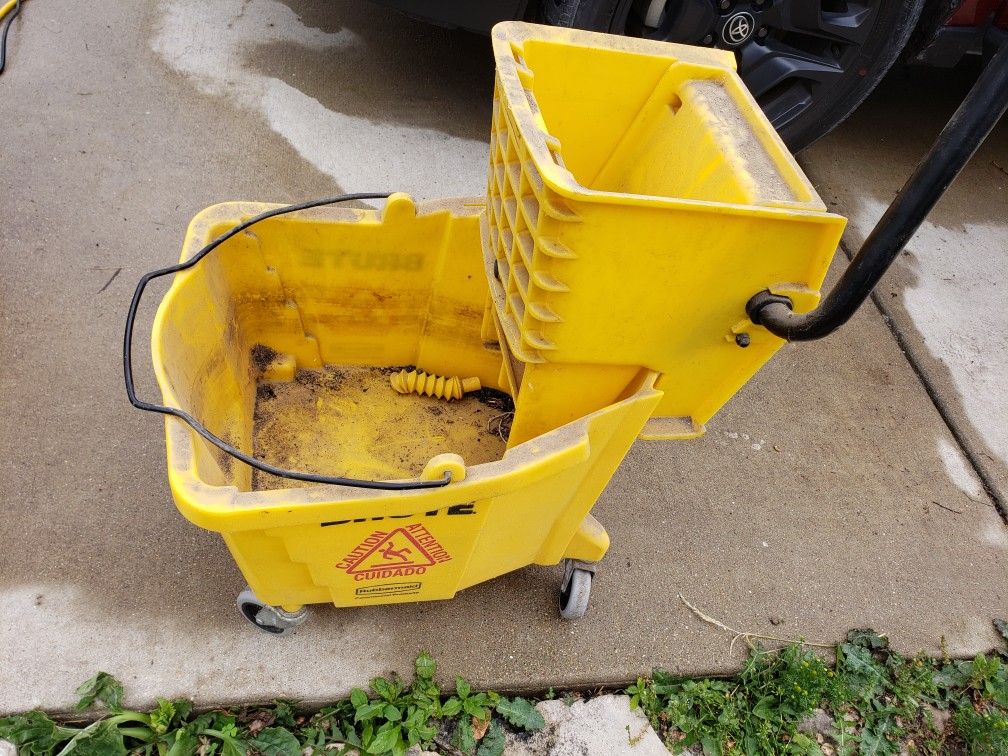 Brute Rubbermaid Mop Bucket And Wringer