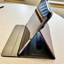 iPad Pro (12.9”) 6th Gen - 256 GB Near Perfect Condition!!!