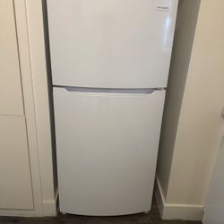refrigerator used but in perfect condition 