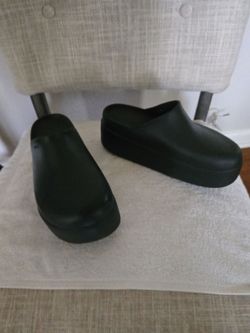 Women croc shoes