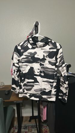 Boys Under Armour sweater size Medium
