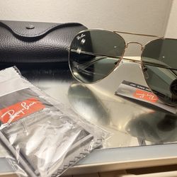 Ray-Ban  Classic sunglasses with a gold-tone metal frame and green G-15 lenses