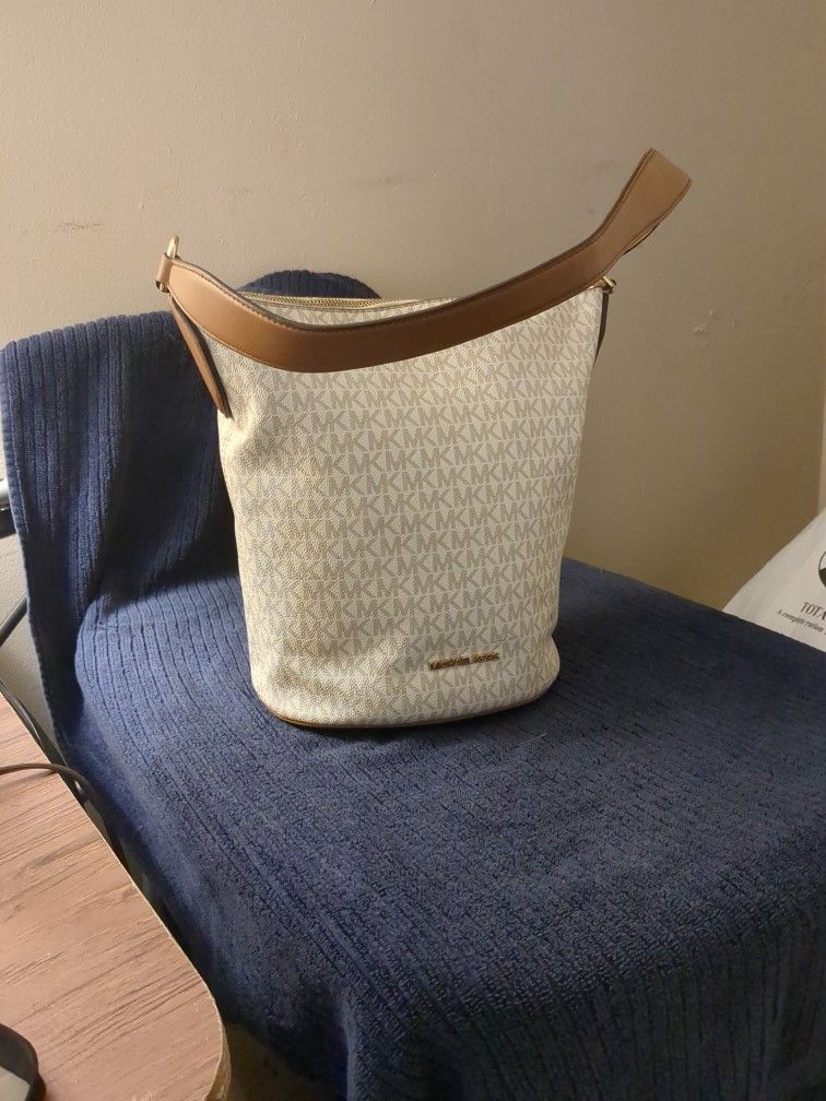 Michael Kors Medium Bucket Bag