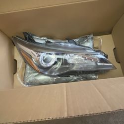 15-17 Toyota Camry Right OEM Headlight Assembly
