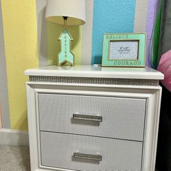 New White side table with lamp& frame