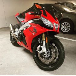 2015 Aprilia RSV4 R APRC ABS , clean title Only 5k Miles 
