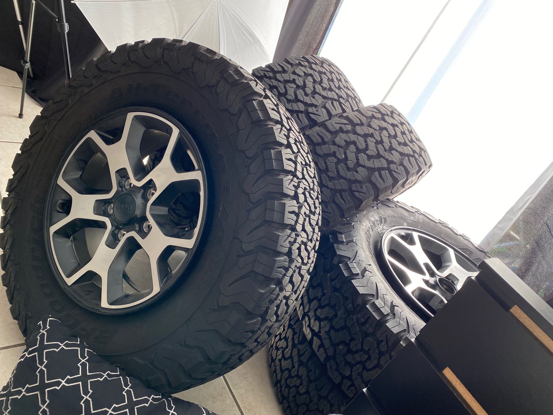 285/70/17 Jeep 2020 RUBICON OEM 5 wheels rims tires 2018 2019 Wrangler NEW