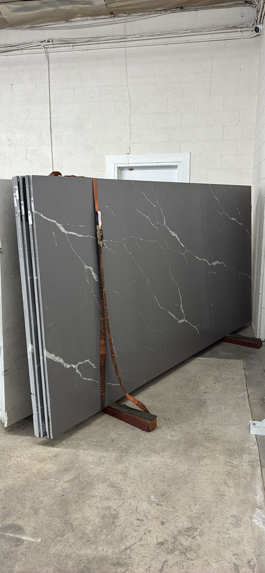 Calacatta Laza Grigio – Polished Quartz (2 cm)