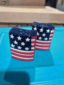 Patriotic salt and pepper shakers