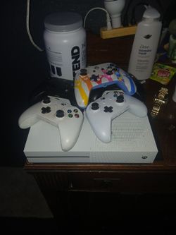 Xbox one S With 5 Controllers bugged but one remote works perfectly just tryna get rid of the other ones while im at it