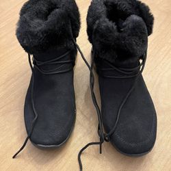 Sketchers Faux Fur Lined Boots. 6.5