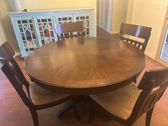 Dining room table w 4 chairs