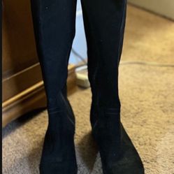 Woman’s Zip Up Boots