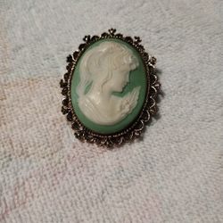 Vtg Gerrys Cameo Brooch