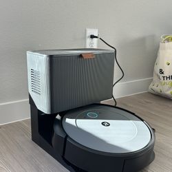 iRobot Roomba i3+ EVO (3554) Robot Vacuum - Self-Empty