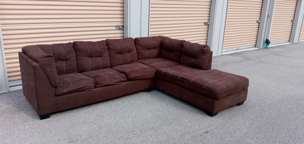 Beautiful Sectional Couch - With Pull Out Bed - Get FREE Local Delivery Today!