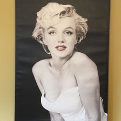 Large Marilyn Monroe Canvas 24”Lx 36”H/has a light water stain on bottom right side , otherwise in good condition/ pickup in Lake Zurich 