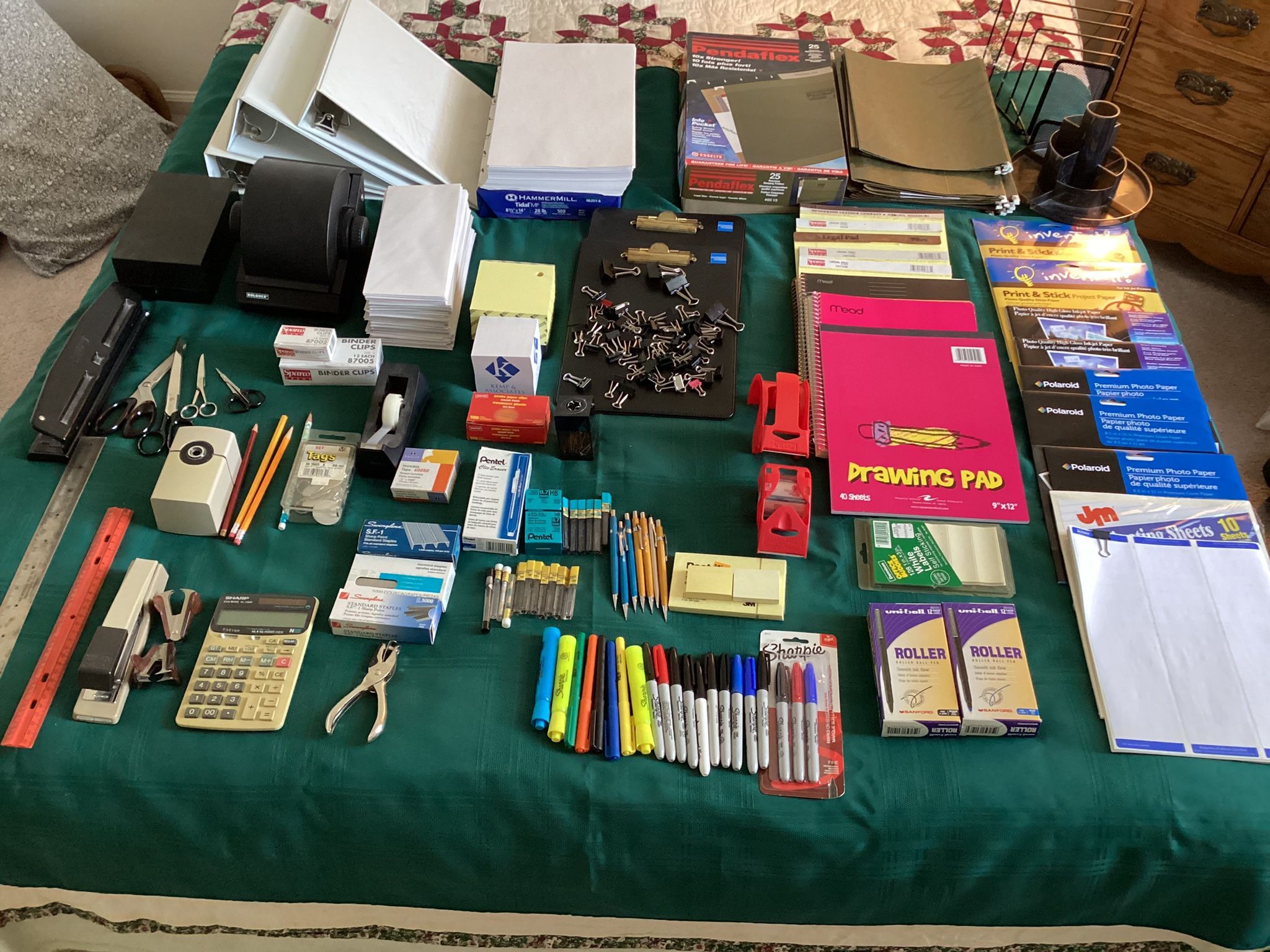 Office Supplies, lot of 400+/- pieces, good to new condition.