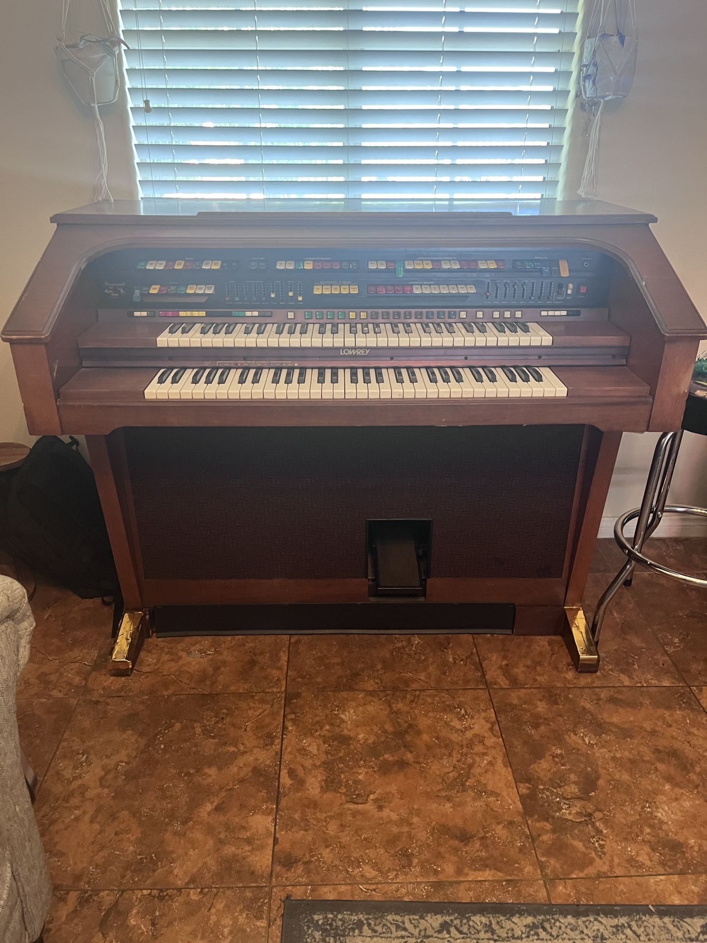 Lowrey Organ