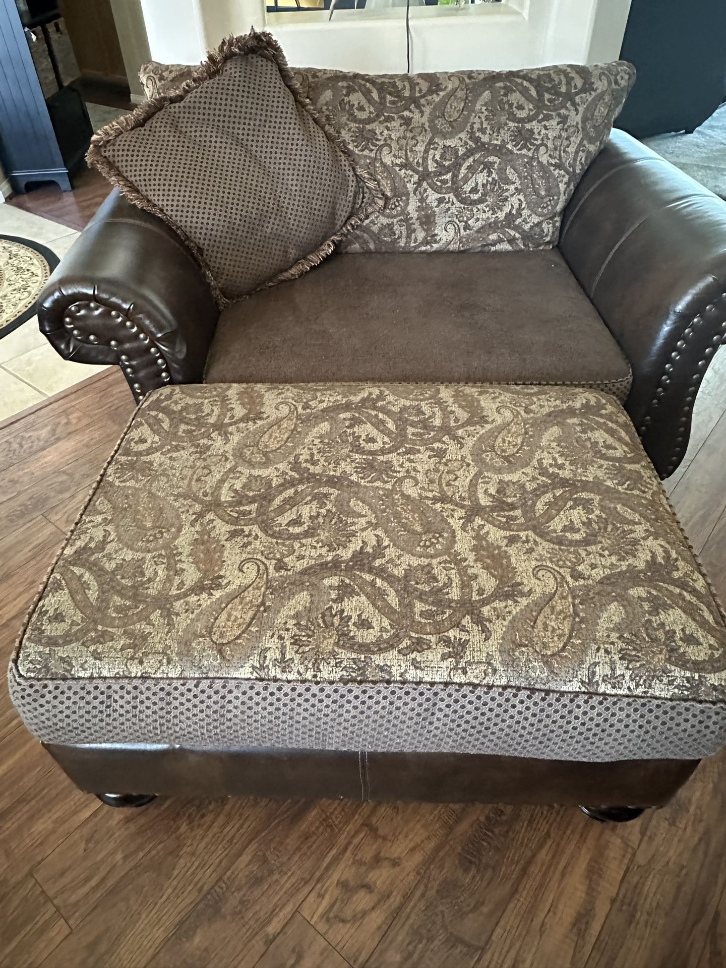 Oversized Chair With Ottoman 